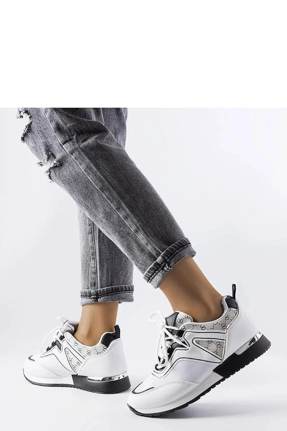 Baskets pour femmes contemporaines blanches et noires cuir synthétique sportswear mode urban style occasion quotidienne