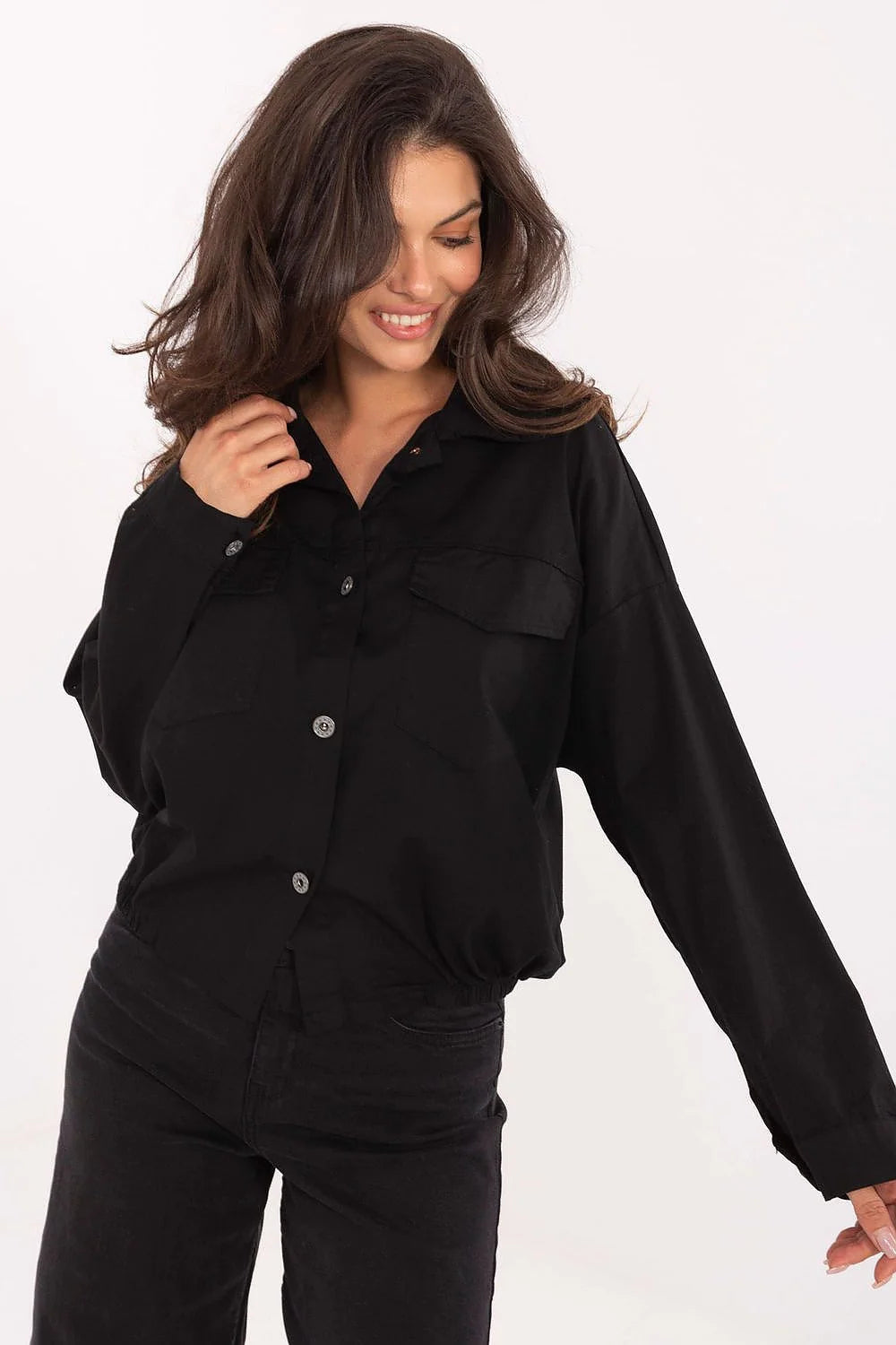 surchemise noire oversize boxy col classique fermeture boutons contrastés tissu structuré manches longues poches poitrine rabats bande élastique coton élasthanne