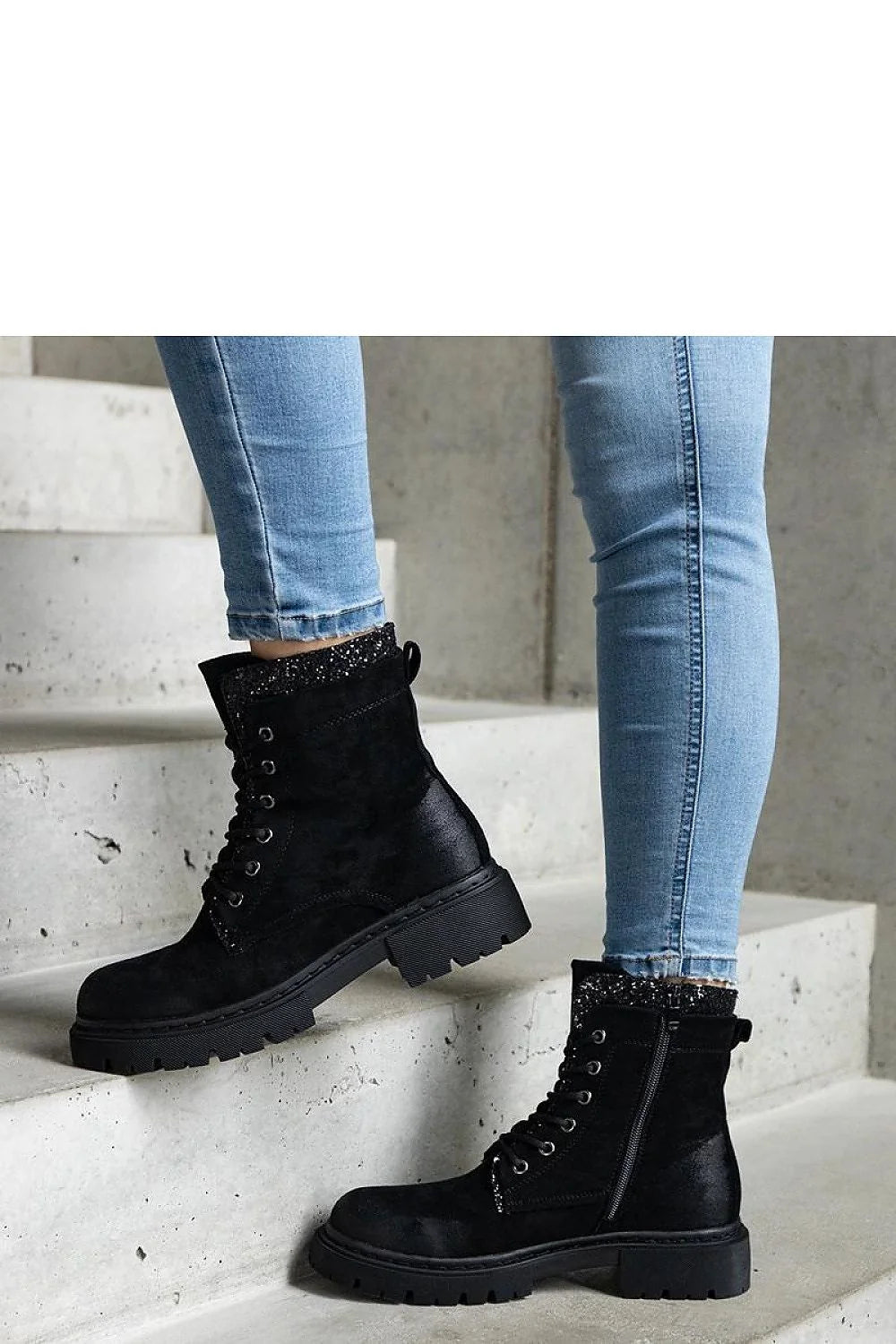 Bottes Solea pour femmes en cuir et suède noires design industriel robuste et tendance