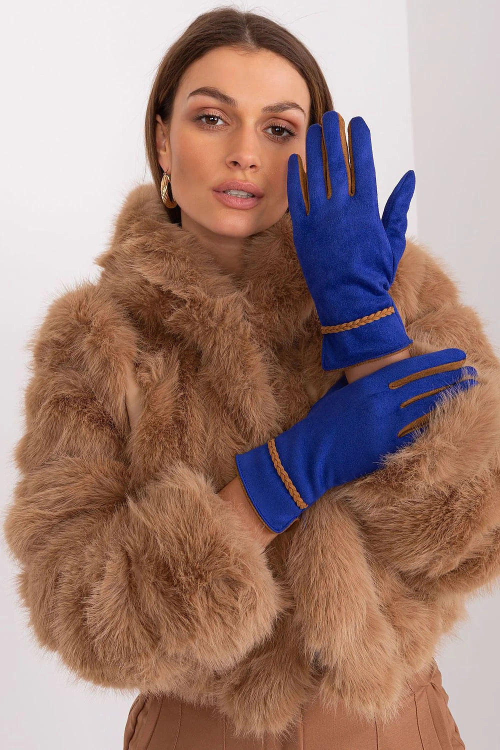 Ensemble mode féminin manteau fourrure synthétique camel gants daim bleu royal tressé poignet finitions élégantes