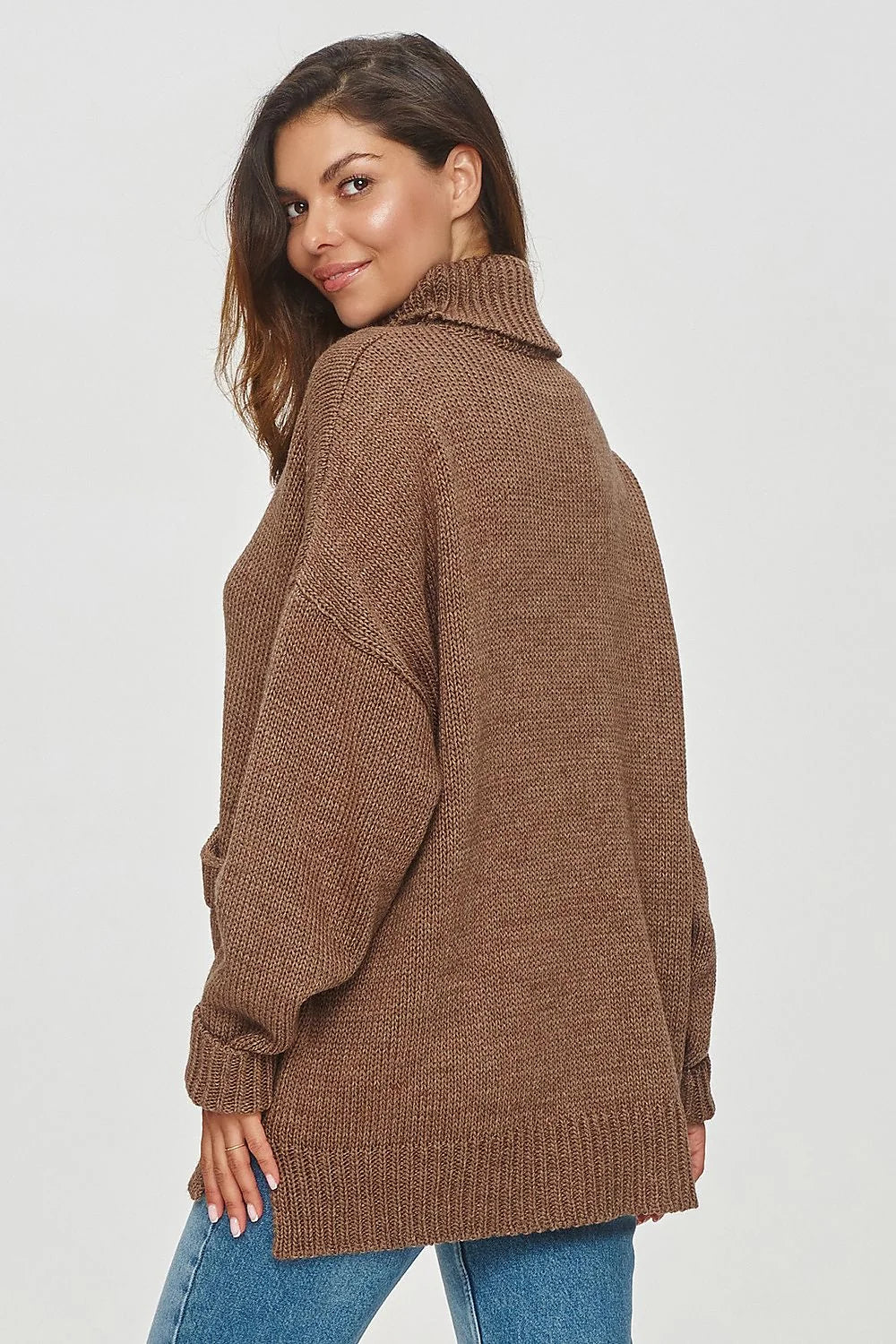 Pull-over ample col roulé manches longues maille maille épaisse poches patch côtelé finitions douillet hiver femme