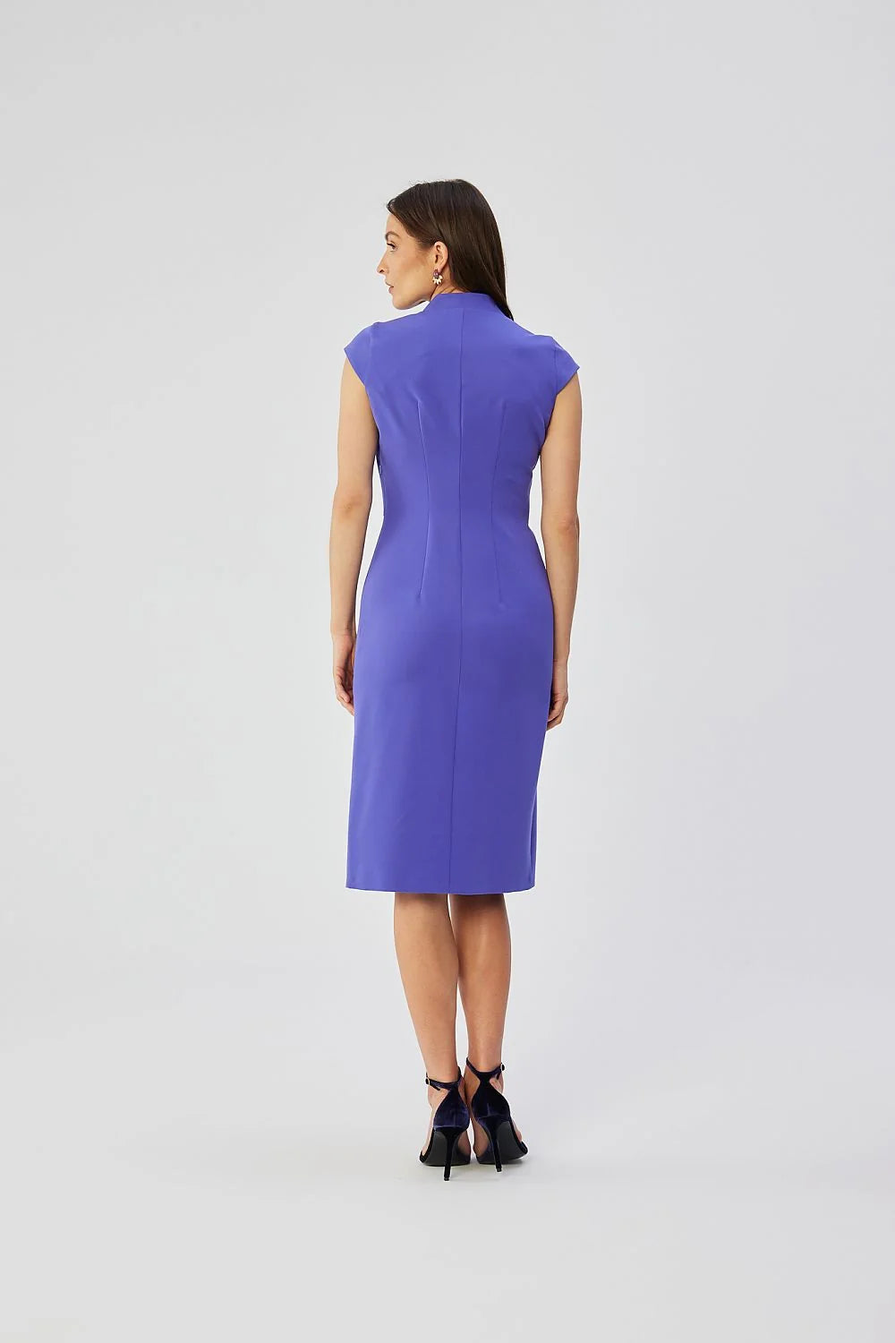 Robe de jour élégante coupe ajustée encolure V manches courtes tissu de qualité silhouette féminine femme