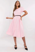 Robe classique féminine évasée manches courtes couleur rose pastel ceinture noire dorée polyester élasthanne femmes occasionnels