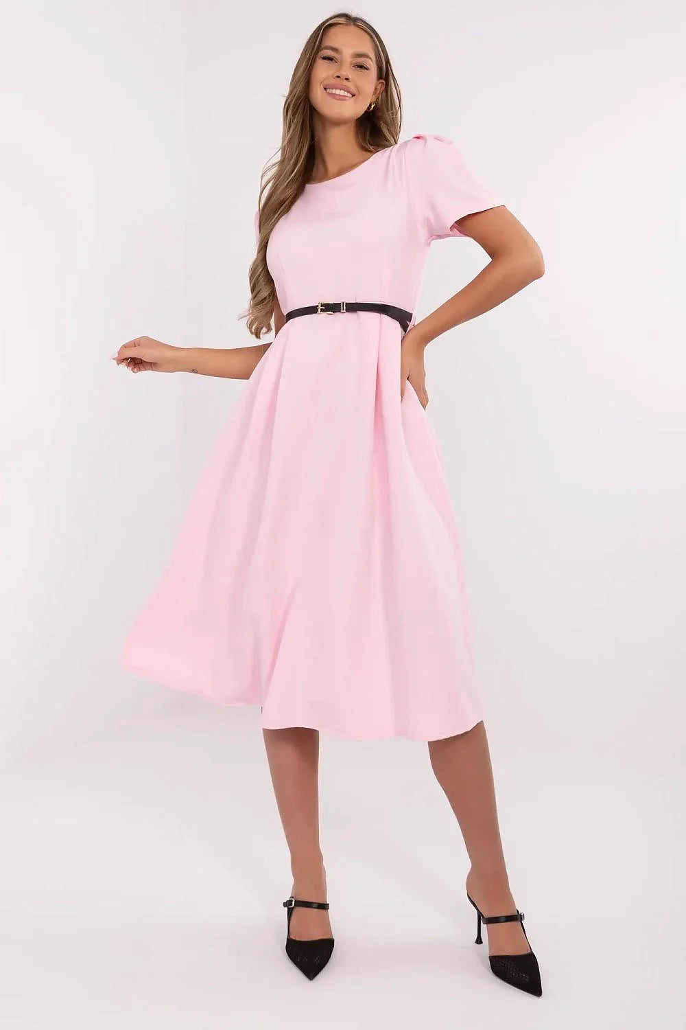 Robe classique féminine évasée manches courtes couleur rose pastel ceinture noire dorée polyester élasthanne femmes occasionnels