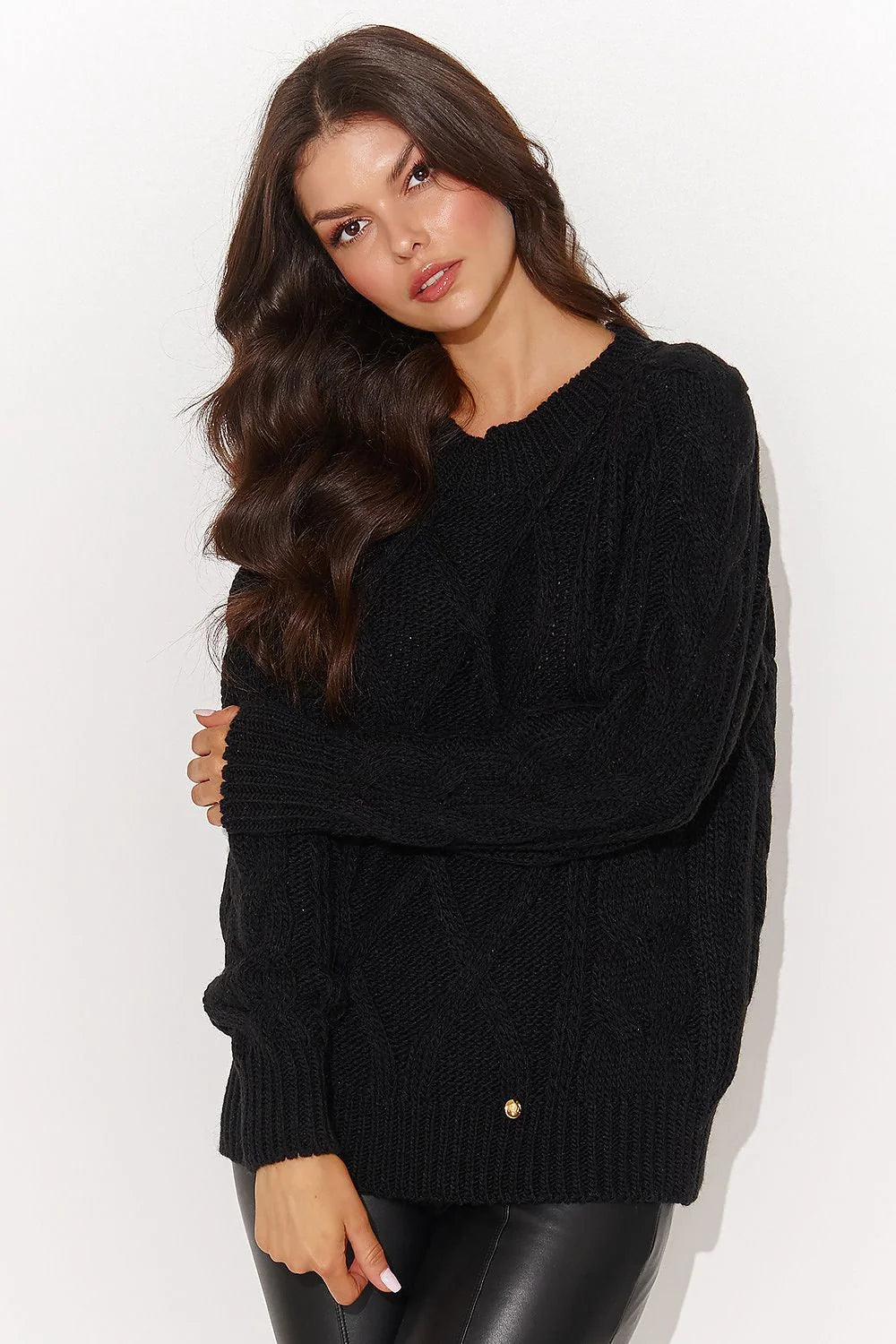 Pull tricot torsadé femme noir matière douce élégance confort style intemporel coupe ample détails métalliques dorés hiver mode vêtement polyvalent sweater