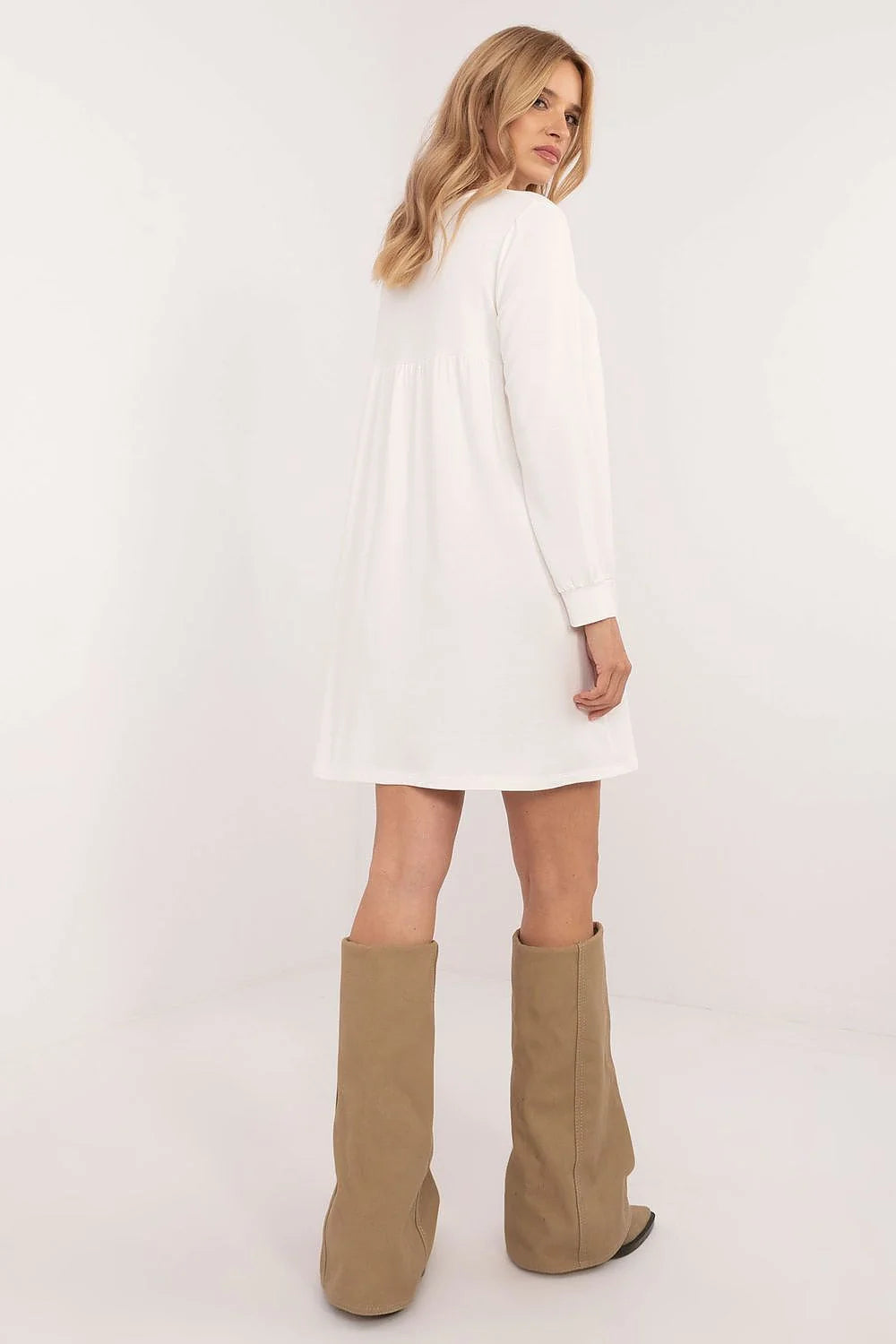 Robe décontractée moderne femme couleur blanche manches longues col rond coupe droite tissu doux