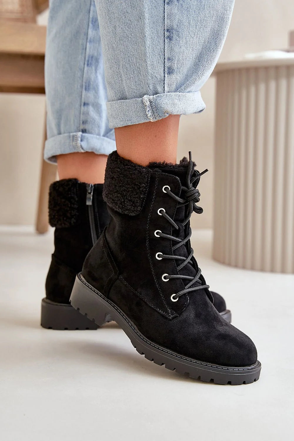 Bottes pour femmes design moderne robuste daim doux fourrure noire confort hiver polyvalence quotidienne