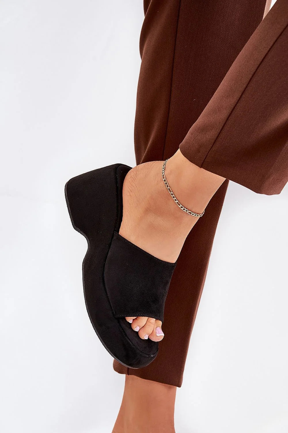 Mules femmes design moderne minimaliste talon compensé 8.5 cm cuir suédé écologique noire semelle épaisse ouverteorteils
