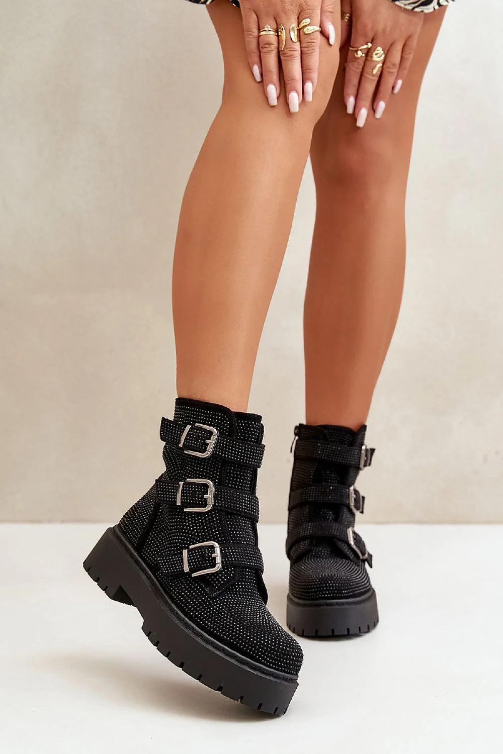 Bottes Step in style en textile noir scintillant, fermeture éclair, sangles métalliques argentées, semelle crantée, hauteur mollet, femme