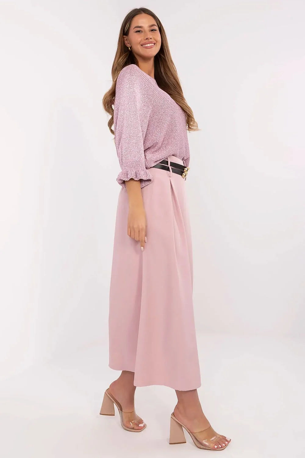 ensemble féminin pull oversize maille rose encolure bateau manches bouffantes jupe évasée taillehaute ceinture noire doubleboucle dorée chic confortable sophistiqué