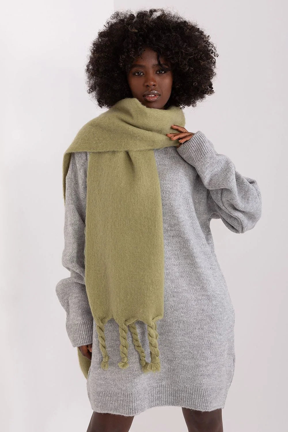 Robe pull femme en laine mélange ample manches longues écharpe tricot verte kaki franges torsadées look casual chic hiver