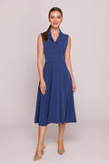robe cocktail midi sans manches col tailleur boutonnage trois boutons recouverts taille cintrée jupe évasée tissu fluide bleu cobalt élégante