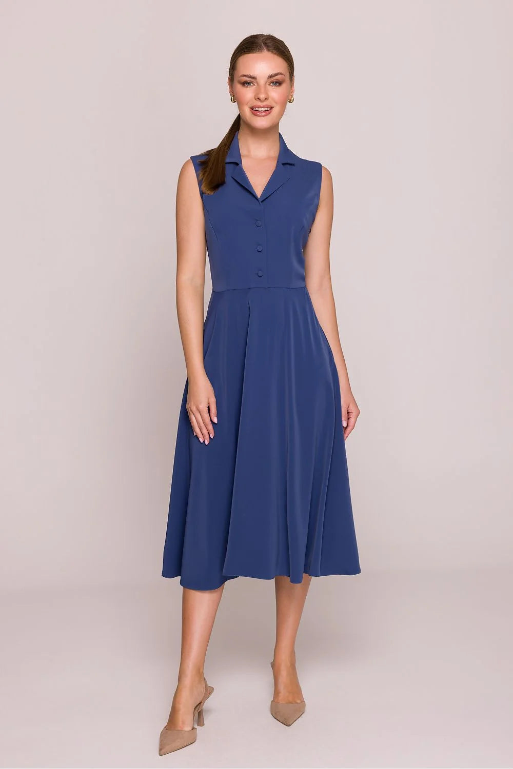 robe cocktail midi sans manches col tailleur boutonnage trois boutons recouverts taille cintrée jupe évasée tissu fluide bleu cobalt élégante