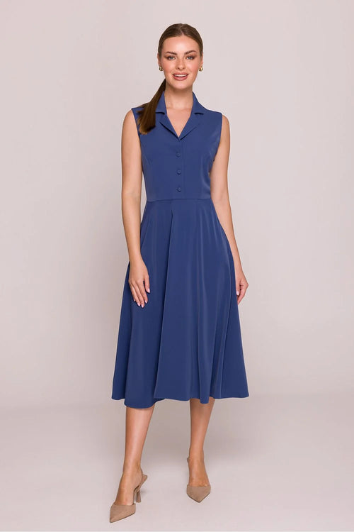 robe cocktail midi sans manches col tailleur boutonnage trois boutons recouverts taille cintrée jupe évasée tissu fluide bleu cobalt élégante