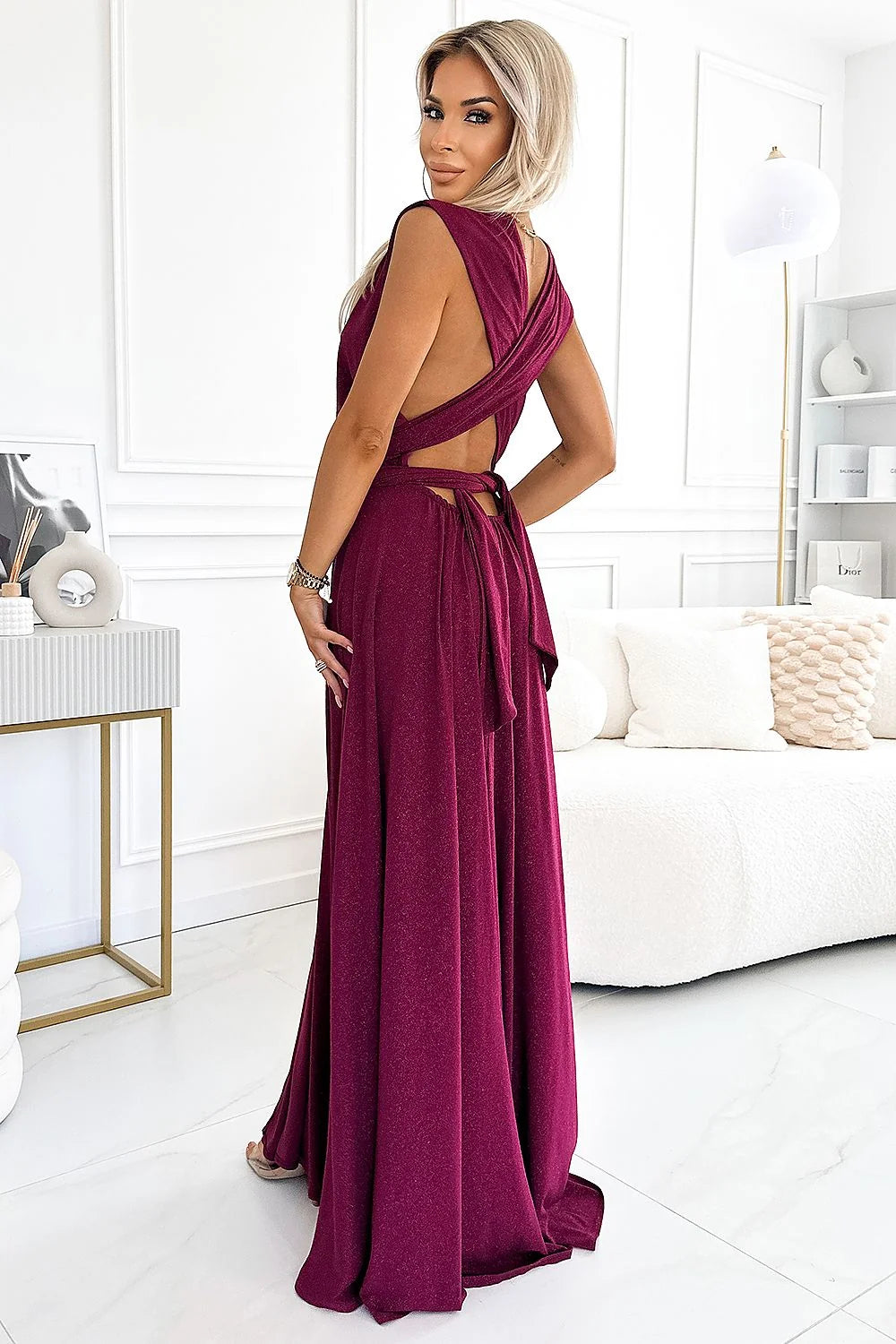 robe longue bordeaux Numoco élégante coupe fluide épaules structurées décolleté portefeuille fente haute ceinture assortie tissu extensible polyester élasthanne brillant