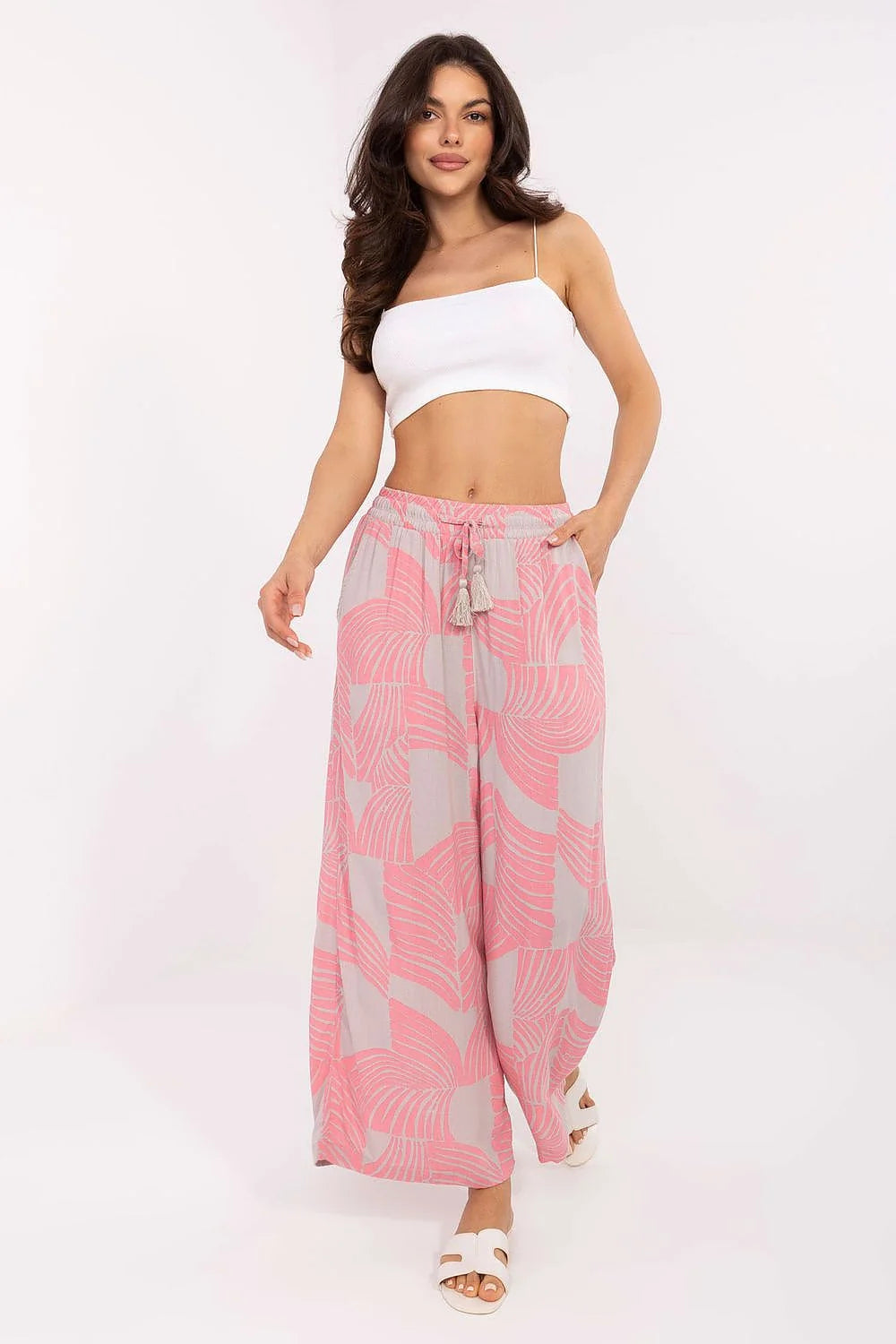 Ensemble femme crop top et pantalon large style bohème été matières légères rose vif sur fond gris taille haute ceinture ajustable