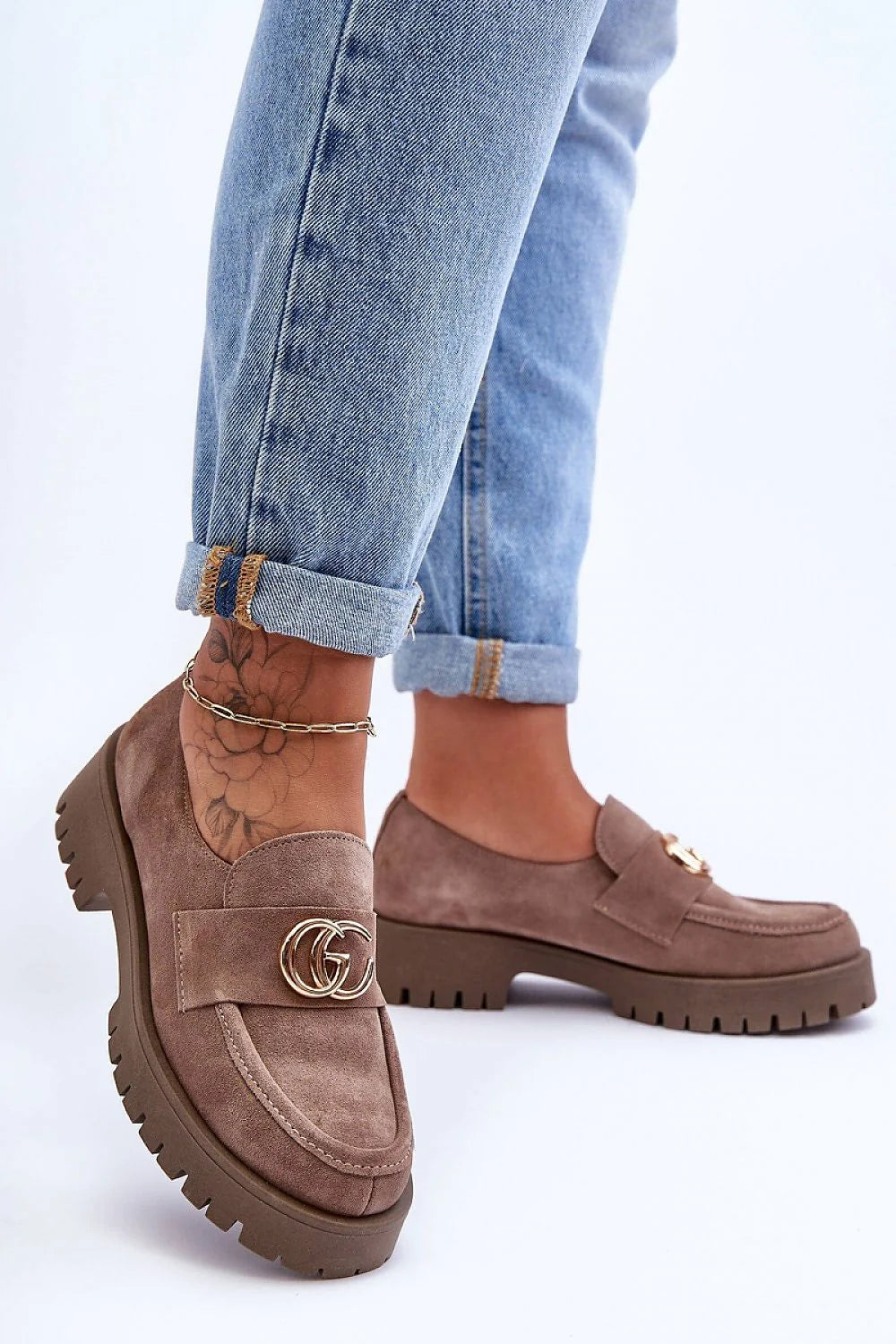 Chaussures basses pour femmes en suède taupe, style classique moderne, confort et élégance, design sophistiqué, finitions luxueuses, idéales pour looks variés