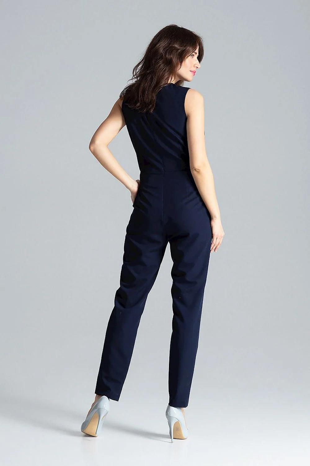 Combinaison femme sans manches vert émeraude revers étroits encolure enveloppe boutons métal polyester viscose coupe ajustée élégance professionnelle soirée