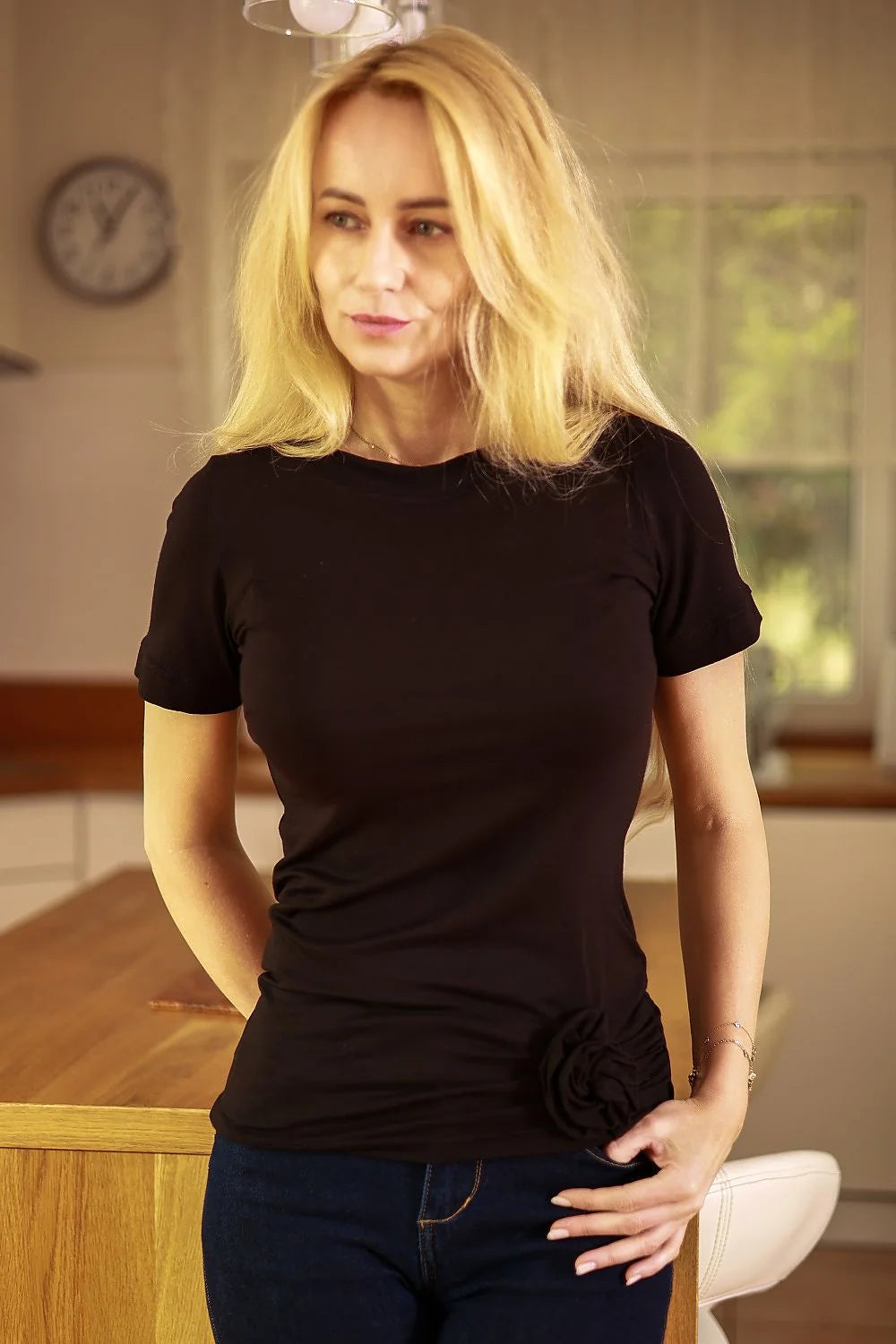 Chemisier Mirale pour femmes, t-shirt noir ajusté, fleur décorative, viscose 95%, elasthanne 5%, occasion spéciale, quotidien