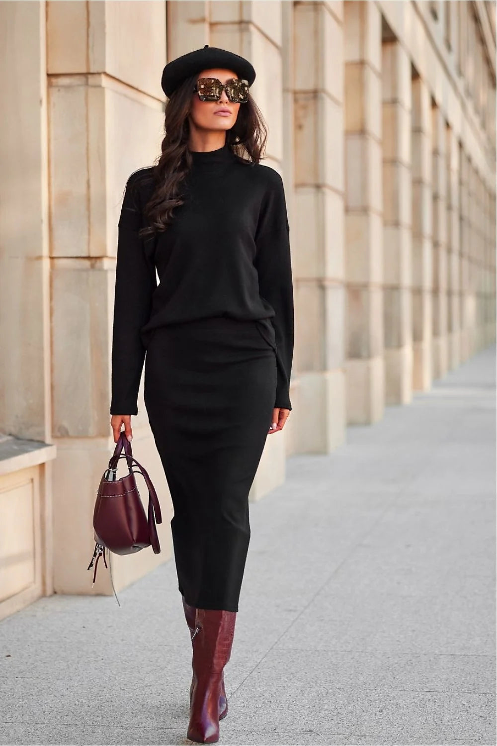 robe longue élégante jersey noir col montant manches longues coupe ajustée taille haute maille fine fluide confortable soignée silhouette fuselée