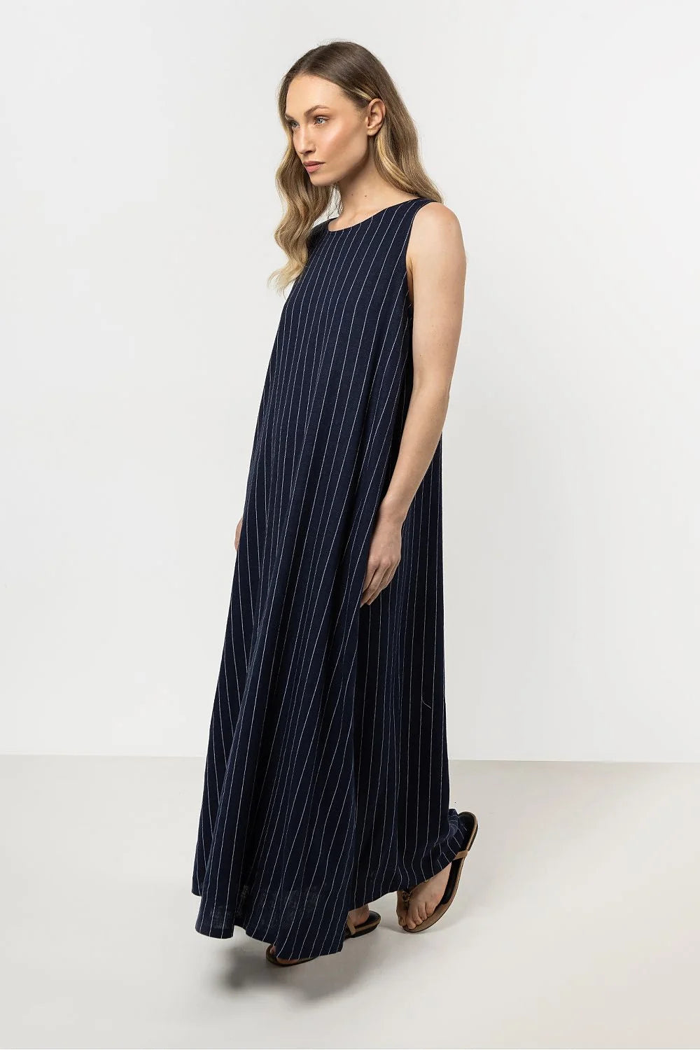 Robe de jour élégante longue sans manches dos nu rayures verticales lin coton femme occasionnels