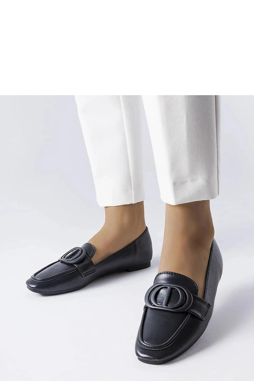 Mocassins élégants pour femmes design classique couleur noire cuir écologique semelle plate bout arrondi occasion professionnelle décontractée style raffiné coupe ajustée