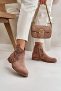 Bottines femelles suédine écologique design laser découpé talon plat fermeture éclair style sophistiqué couleur brun taupe hauteur cheville