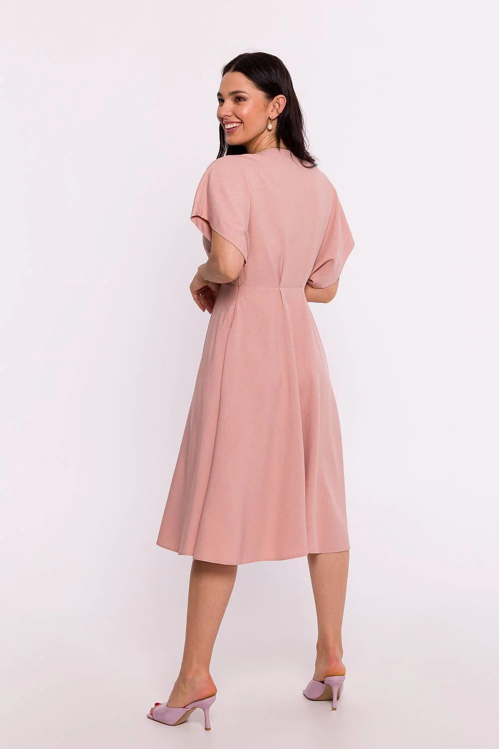 robe midi rose poudré encolure croisée manches kimono courtes taille empire cintrée jupe évasée tissu fluide léger sophistiquée féminine polyvalente