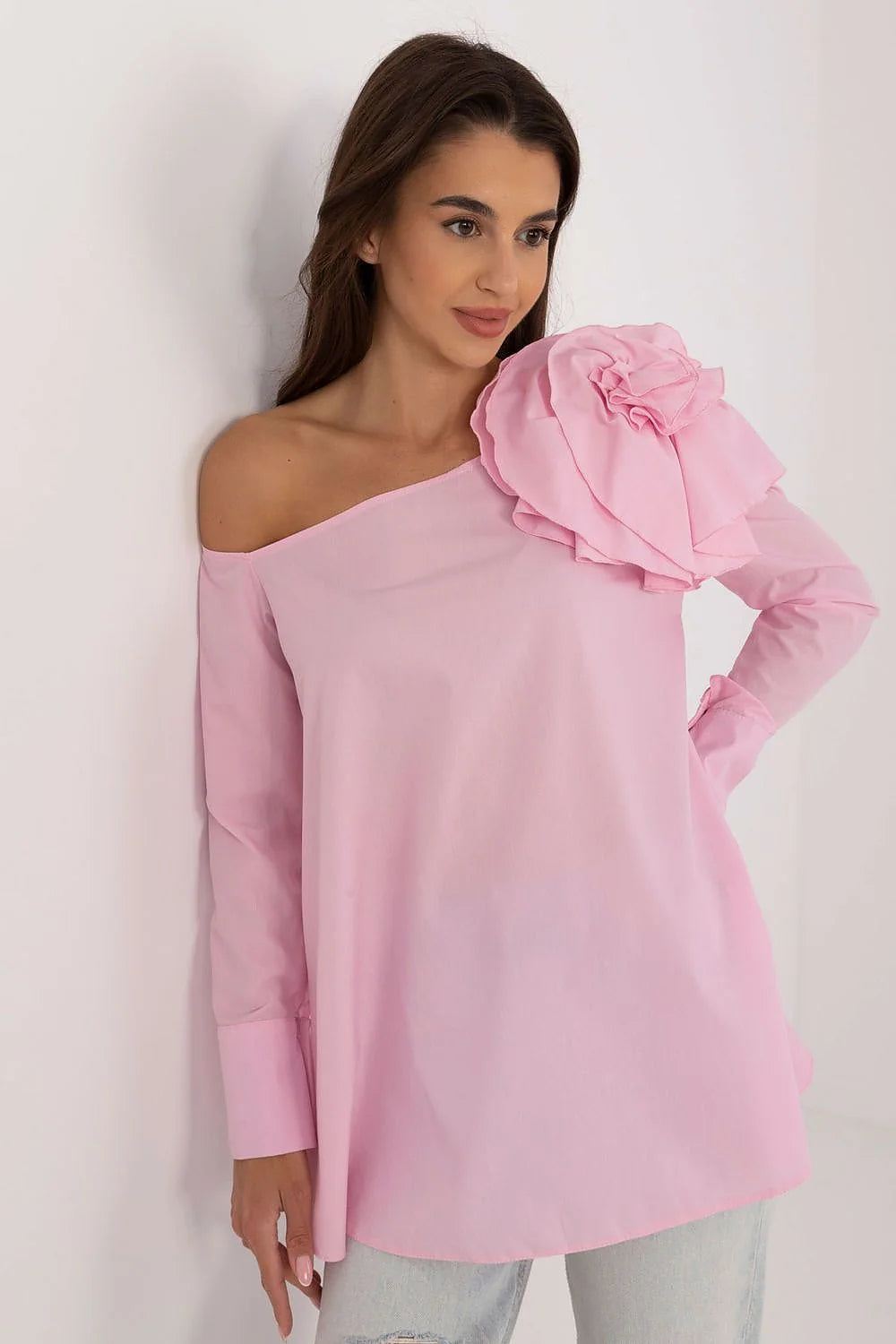 Blouse féminine asymétrique en tissu fleuri rose pâle manches longues épaule découverte fleur en relief coton doux occasion romantique moderne
