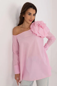 Blouse féminine asymétrique en tissu fleuri rose pâle manches longues épaule découverte fleur en relief coton doux occasion romantique moderne