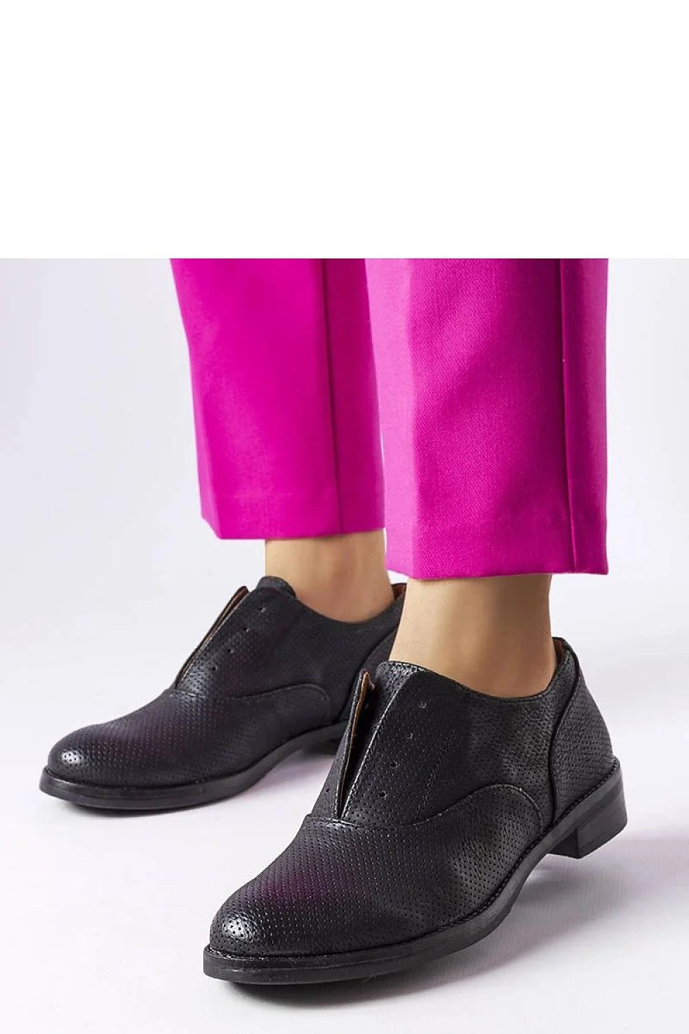 Chaussures basses femmes élégantes modernes cuir perforé noires design Richelieu confortables occasions multiples taille ajustable