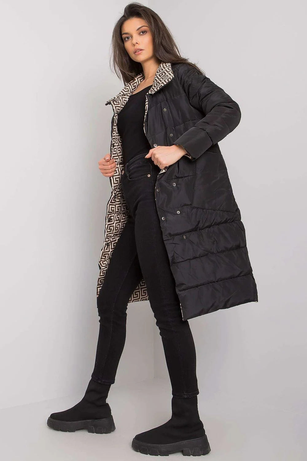 Manteau long fourré pour femme élégant style moderne design quilté noir intérieur contrastant isolé polyester résistant à l'eau hiver froid coupe droite col montant zippered