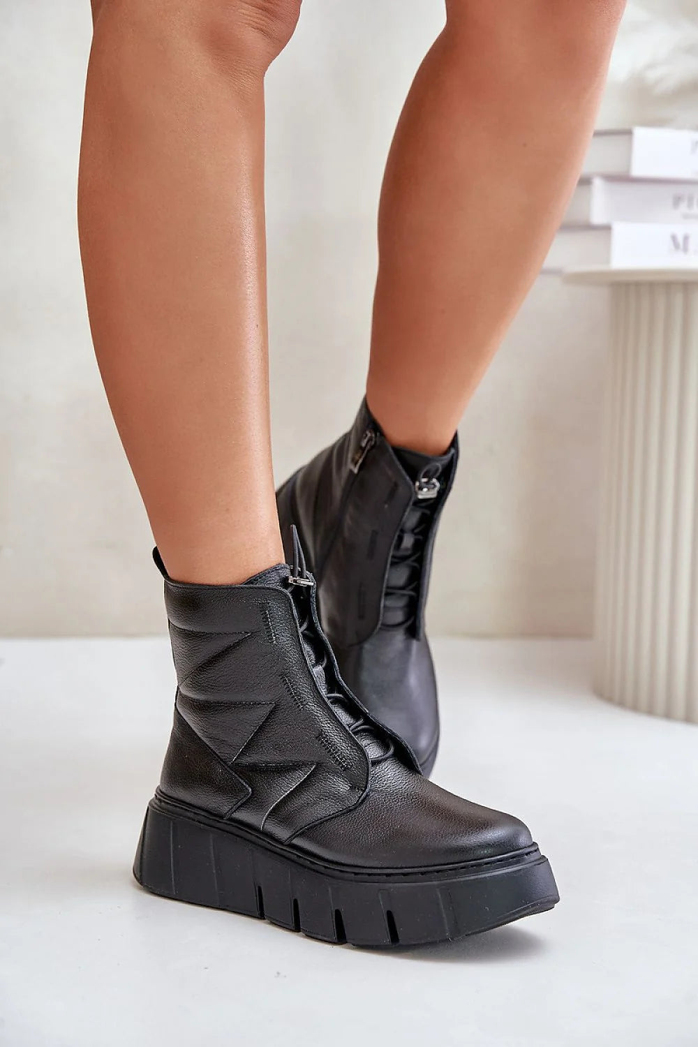 bottines femme cuir noir moderne audacieux motifs zigzag relief talon compensé plateforme semelle crantée antidérapante lacets décoratifs fermeture zippée