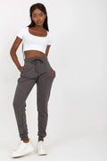 Tenue décontractée pour femme crop top ajusté et pantalon jogging gris foncé occasionnels