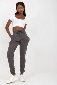 tenue décontractée femme crop top ajusté blanc pantalon jogging gris foncé slim taille mi cordon serrage poches latérales