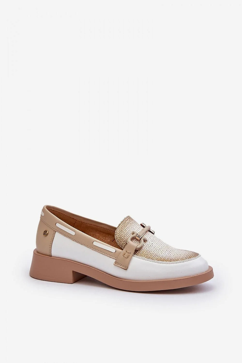 Mocassins femmes design moderne élégant cuir synthétique blanc tissu texturé ornement métallique doré semelle épaisse beige confortable tenue décontractée semi-formelle