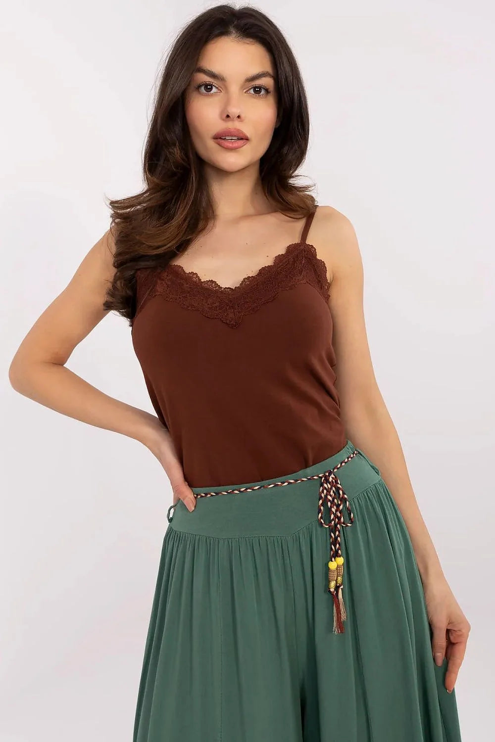 ensemble haut caraco dentelle décolleté spaghetti jersey extensible ajustée femme jupe longue évasée vert foncé ceinture cordelette tressée multicolore perles