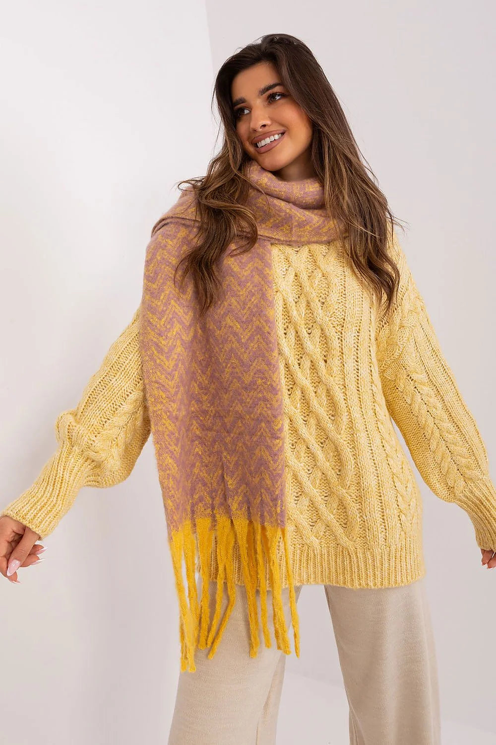 Châle longue écharpe motif géométrique polyester violet jaune femme automne hiver style moderne élégant multiple portés
