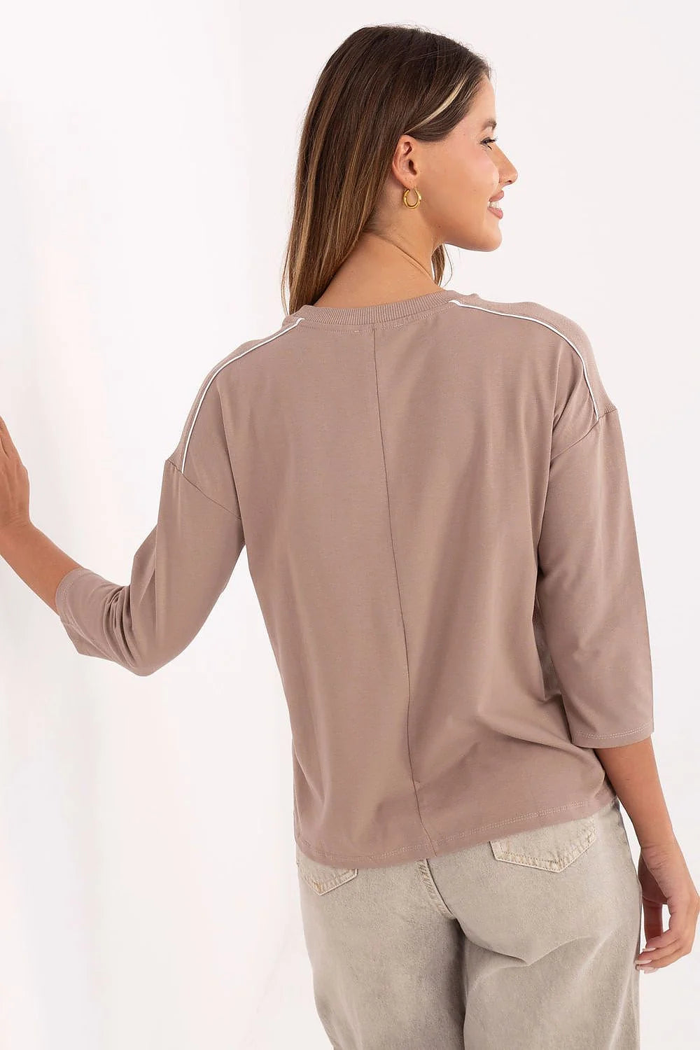 tee shirt femme casual coupe boxy manches troisquarts col rond jersey doux taupe rosé broderie logo métallique bande contrastée épaules
