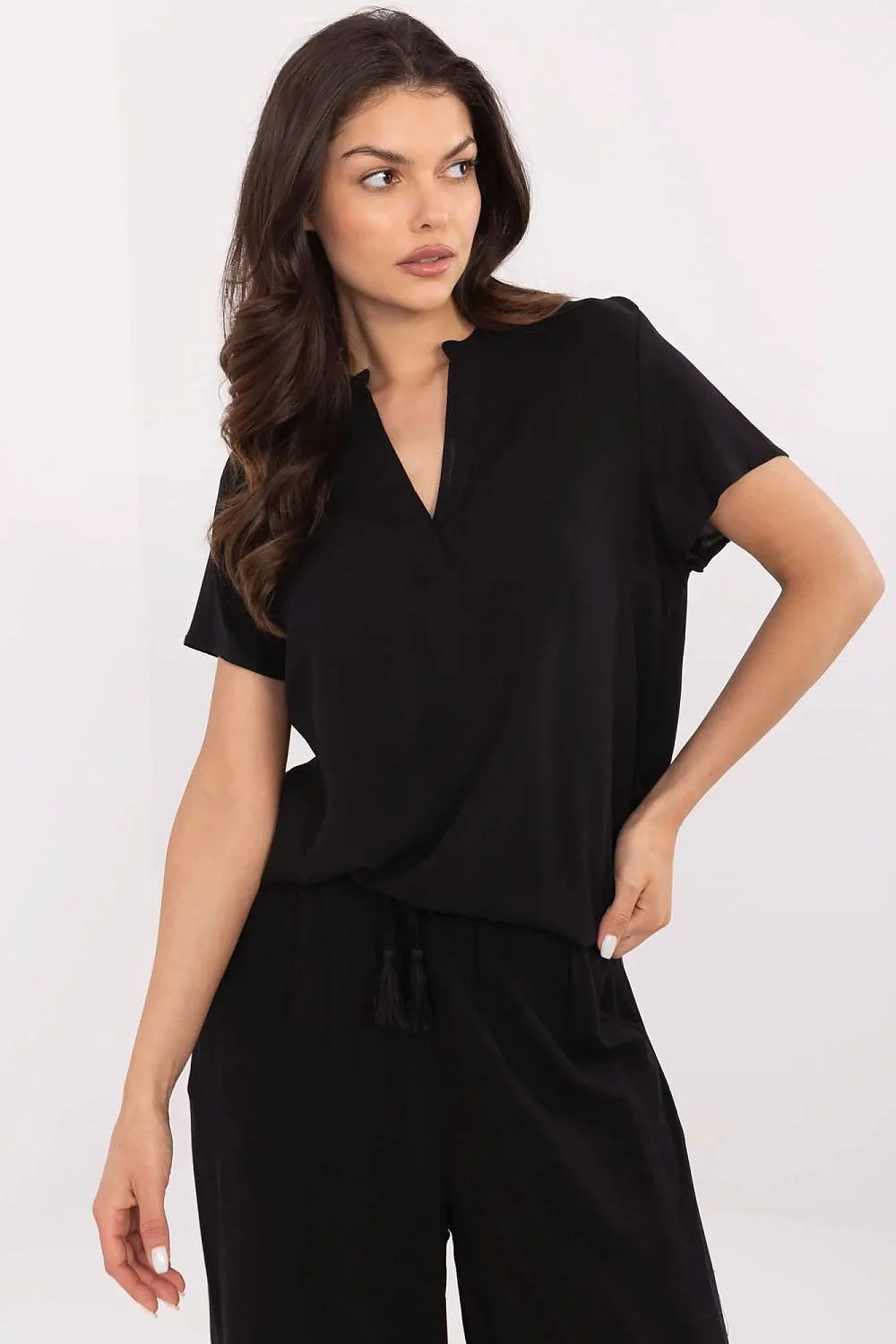 Chemisier Sublevel en viscose éco-responsable décolleté en V manches courtes couleur noire coupe droite pantalon assorti ceinture élastique tassels femmes