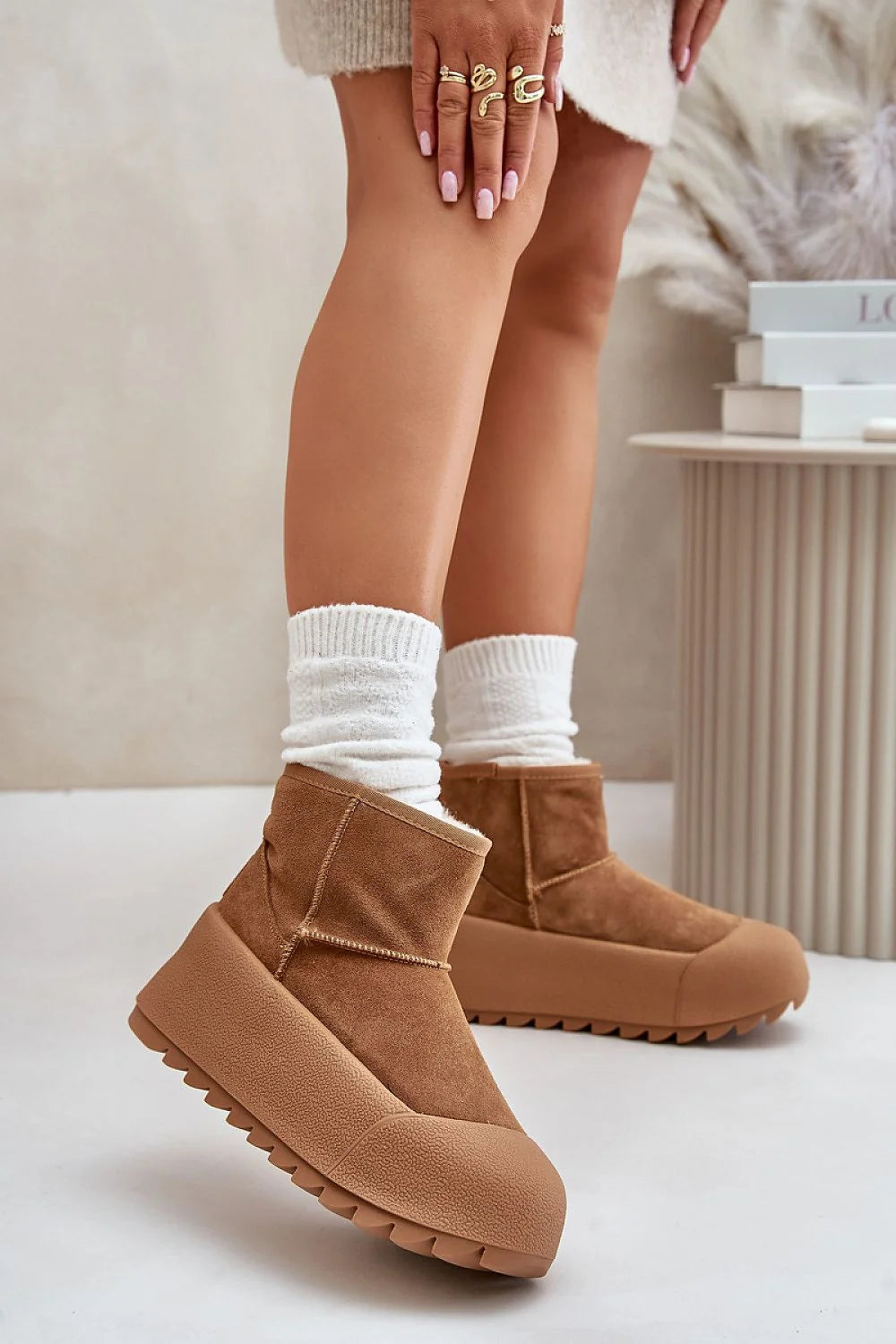 Bottes de neige pour femmes style moderne daim naturel fourrure semelle caoutchouc urbanité élégance confort protection froid ville quotidien