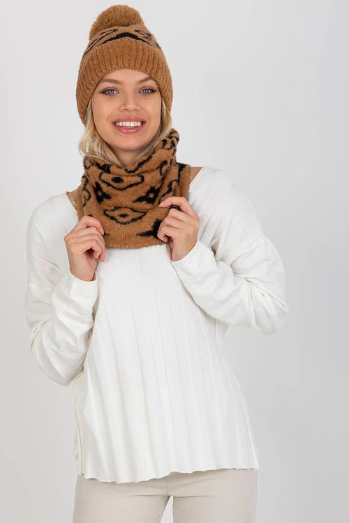 Ensemble pull maille douce blanche motifs côtelés bonnet marron noirs snood pompon ajusté coupe droite manches longues fentes