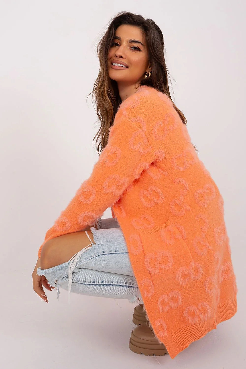Cardigan longue pour femmes, style décontracté, maille douce, manches longues, poches pratiques, motif ton sur ton, couleur vive, coupe ample, finitions côtelées, mode tendance, égayer la garde-robe, vêtement confortable, idéal quotidien, automne-hiver