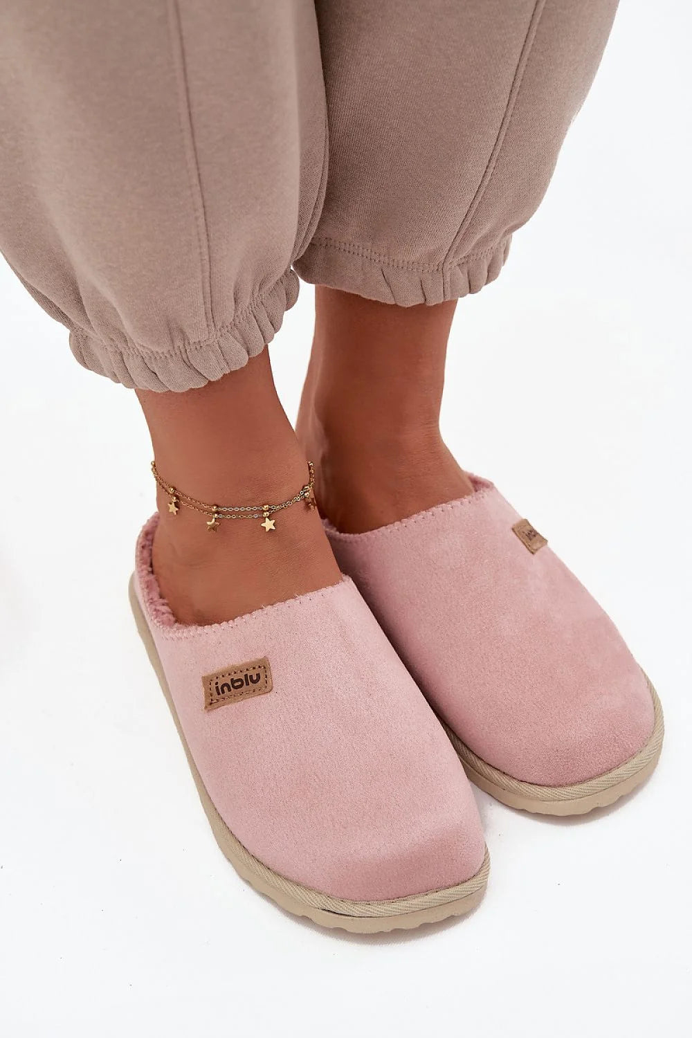 chaussons mules femme rose poudré suédine synthétique bout fermé talon ouvert fourrés chaleur confort semelle extérieure crantée antidérapante amortissante souple