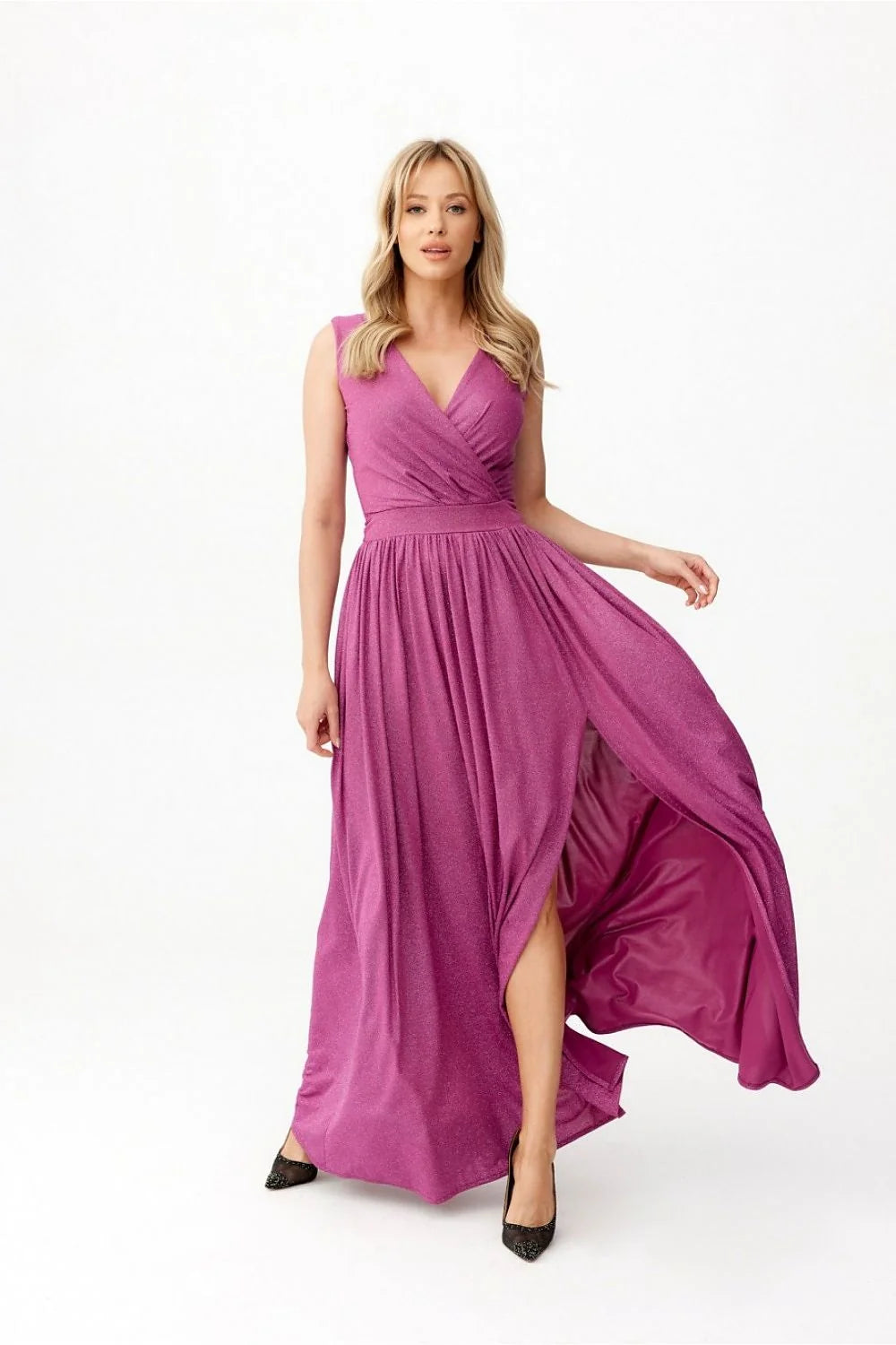 robe longue brocart pailleté fuchsia magenta scintillant sans manches décolleté croisé taille marquée jupe plissée fente latérale haute dos noué