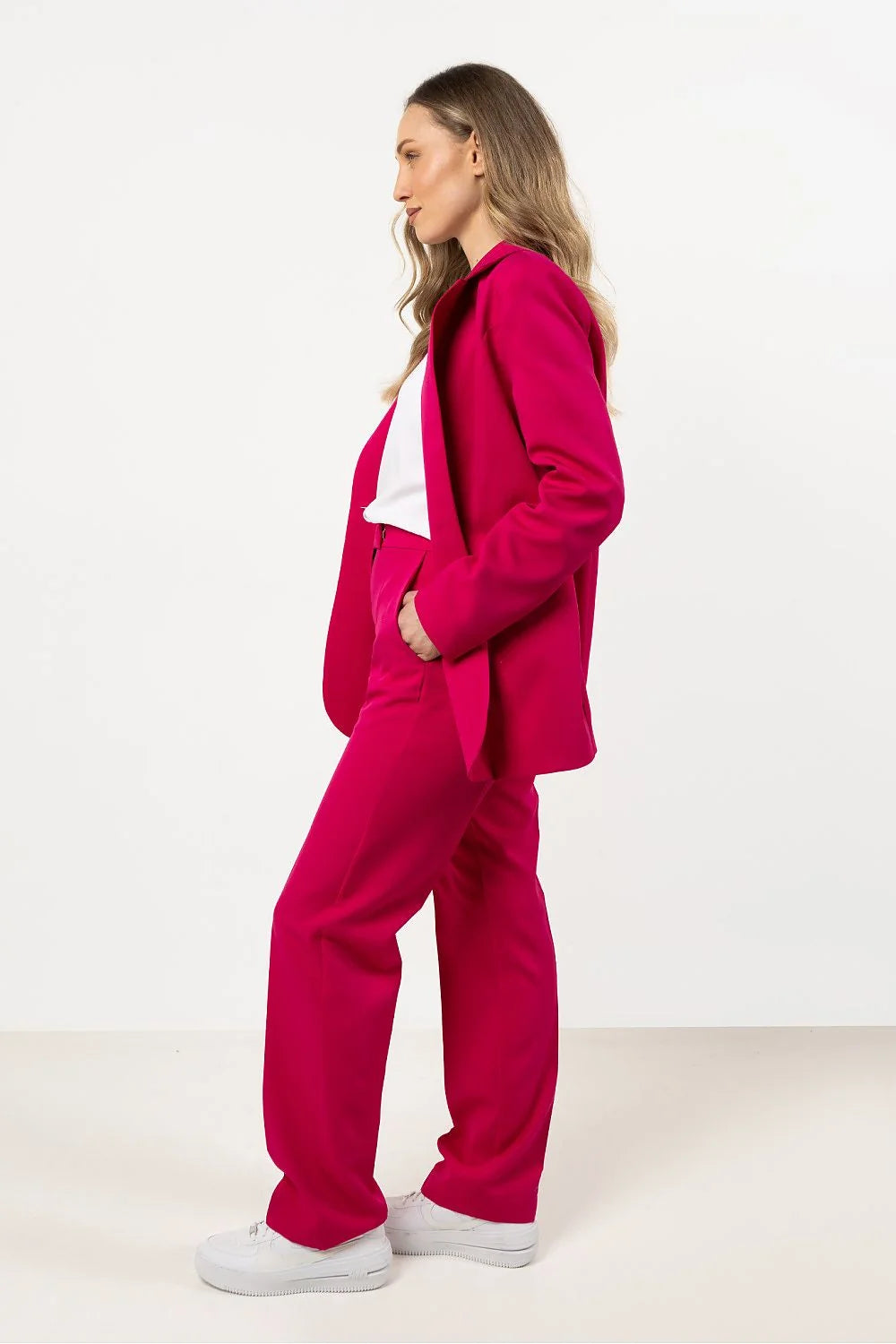 Costume femme moderne audacieux veste cintrée épaules structurées pantalon droit fuchsia taille haute ceinture intégrée occasion spéciale
