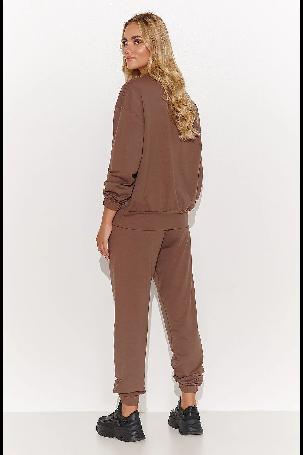 Ensemble Makadamia pour femmes sweatshirt pantalon long manches brodé couleur marron chocolat style casual confortable