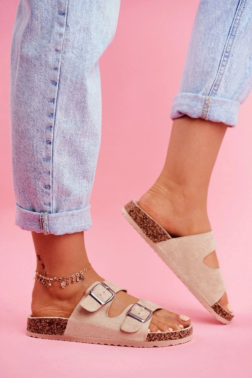 Sandales féminines design moderne minimaliste brides larges daim beige liège semelle surélevée boucles métalliques argentées style bohème décontracté été 2023