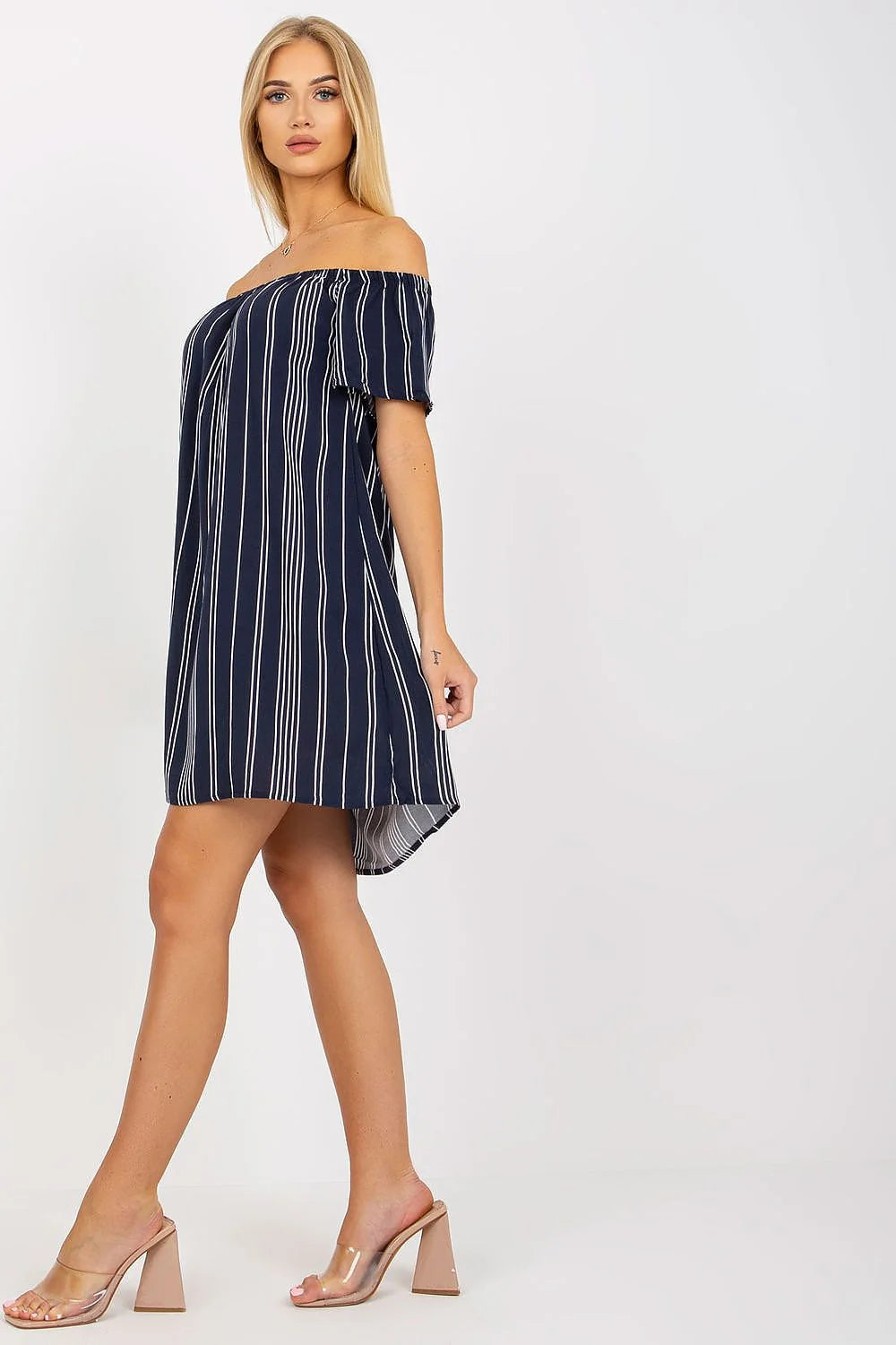 Robe de jour Fresh Made en viscose 100% avec imprimé floral sur fond bleu ciel, manches courtes, décolleté épaules nues, coupe fluide, parfaite pour les sorties estivales