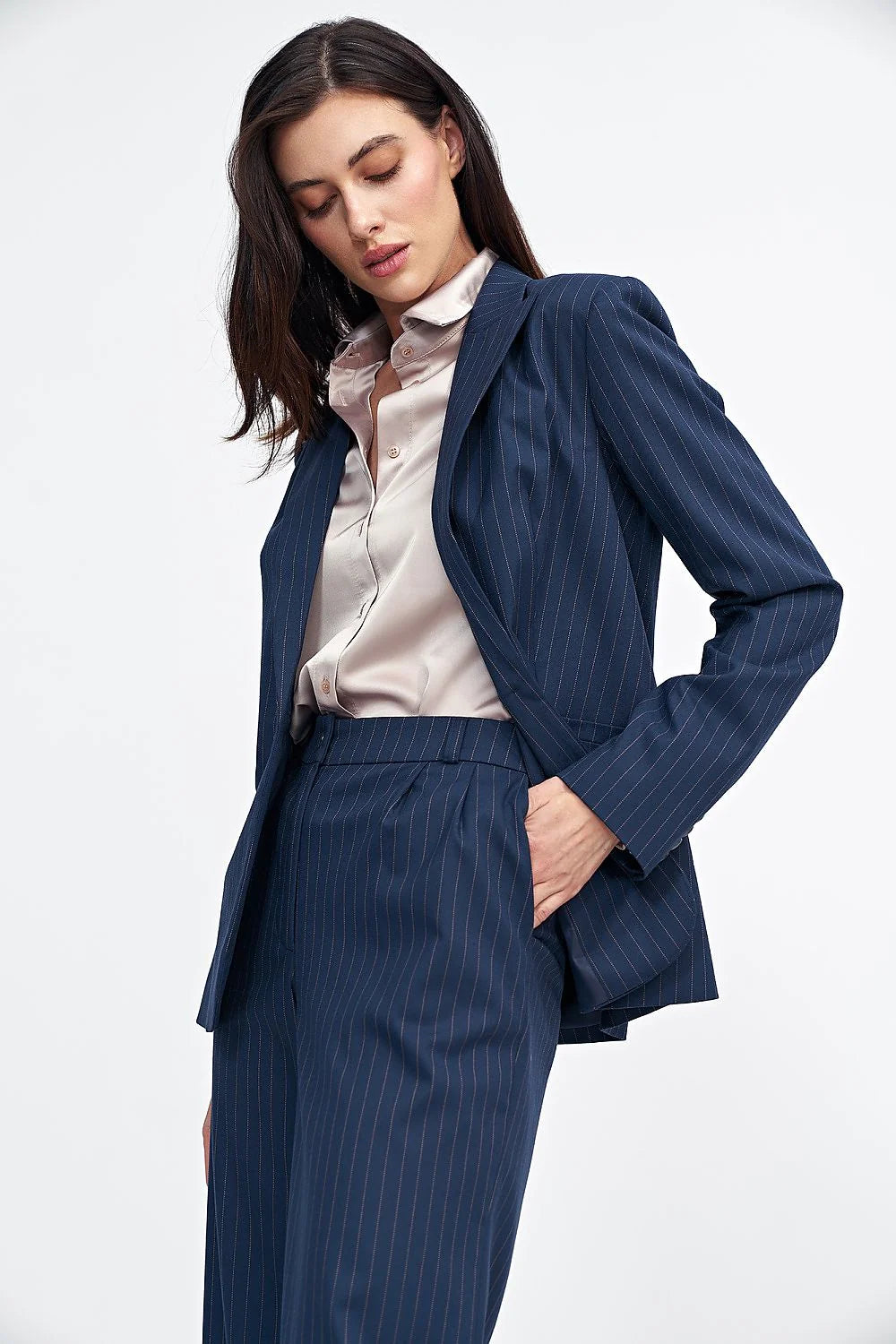 Veste blazer femme Tailleur classique rayures fines bleu marine manches longues col à revers coupe ajustée matière noble